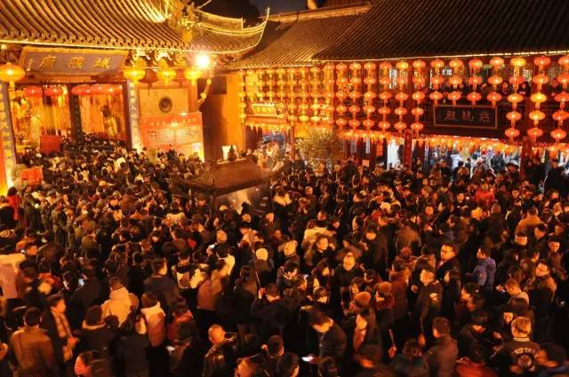 上海城隍庙丁酉新春“烧头香”活动盛况