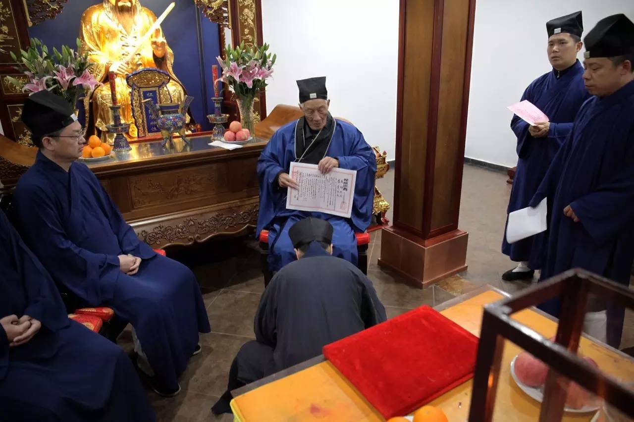两位青年高功法师在上海城隍庙传度受职