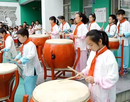 慈爱功德会会员和回民小学师生共度“六一”儿童节